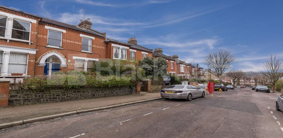 			NEW INSTRUCTION!, 2 Bedroom, 1 bath, 1 reception Flat			 Womersley Road, CROUCH END